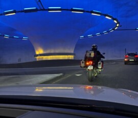Kreisverkehr im Tunnel von Kinsarvik